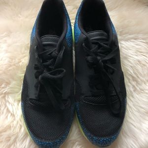 Nike women’s black patterned sneaker